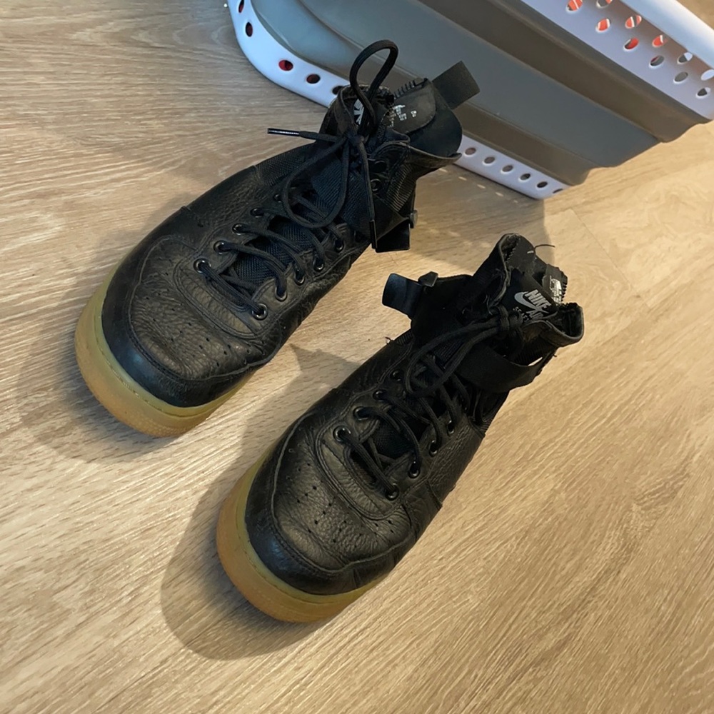 Nike SF-Air Force 1 Mid-Top Black/Gum